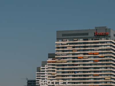 Foto von Hochäusern in der Mülheimer Innenstadt vor blauem Himmel
