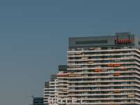 Foto von Hochäusern in der Mülheimer Innenstadt vor blauem Himmel