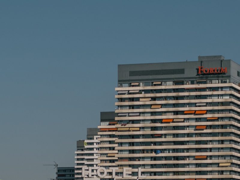 Foto von Hochäusern in der Mülheimer Innenstadt vor blauem Himmel