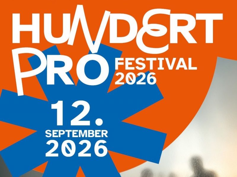 Grafisches Festivalplakat mit dem Text 'HUNDERT PRO FESTIVAL 2026 12. SEPTEMBER 2026' vor orange-blauem Hintergrund