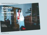 Buchcover "Working Class Daughters" mit einem alten Foto aus einem Privathaushalt mit Holzmöbeln, auf dem ein Mädchen einen Handstand macht, während ein zweites die Beine hält und unterstützt.