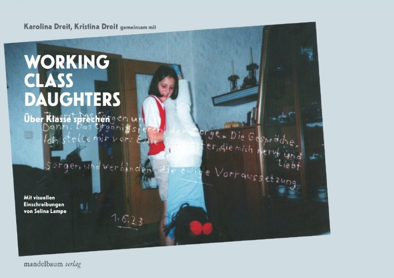 Buchcover "Working Class Daughters" mit einem alten Foto aus einem Privathaushalt mit Holzmöbeln, auf dem ein Mädchen einen Handstand macht, während ein zweites die Beine hält und unterstützt.