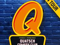 Logo "Q" orange und gelb, mit dem Schriftzug Quatsch Comedy Club darunter vor einer blauen Backsteinwand