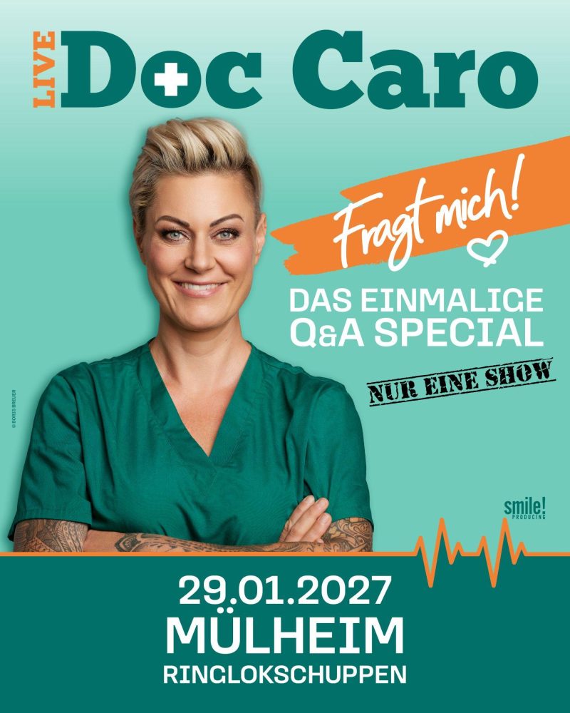Doc Caro (blonde Frau mit kurzen Haaren) in grüner Krankenhauskleidung mit verschränkten Armen. Drumherum steht: "Doc Caro - Fragt mich! Das einmalige Q&A Special - Nur eine Show - 29.01.2027 Mülheim RInglokschuppen"