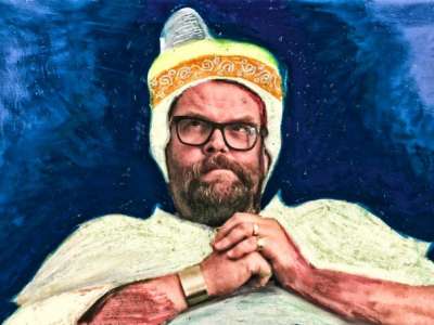 Ein Bild von Jochen Malmsheimer im Stil eines Gemäldes. Er trägt ein weißes Gewand und eine Kopfbedeckung. Hinter ihm ein blauer Hintergrund.